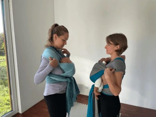 Zofia Ryszkiewicz- Lepianka podczas zajęć z chustoniszenia, pokazuje uczestniczce, jak prawidłowo wiązać chusty z niemowlętami